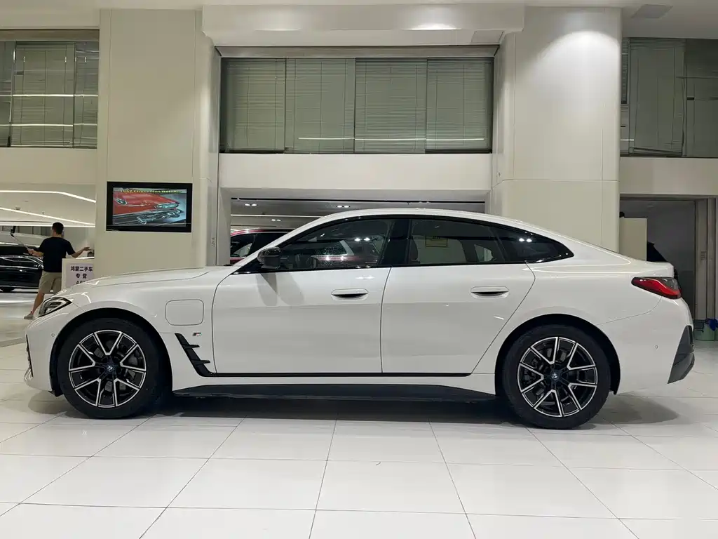BMW i4 — фото 3