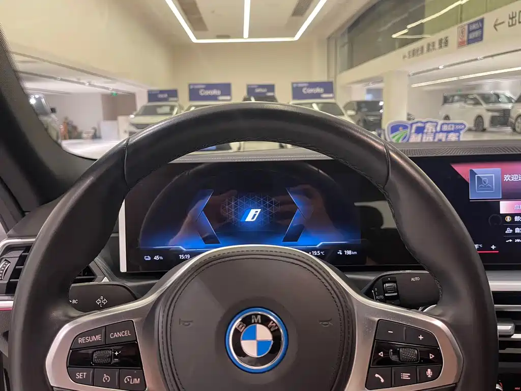 BMW i4 — фото 8