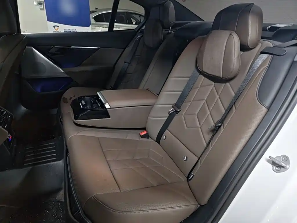 BMW 5 Series — фото 17