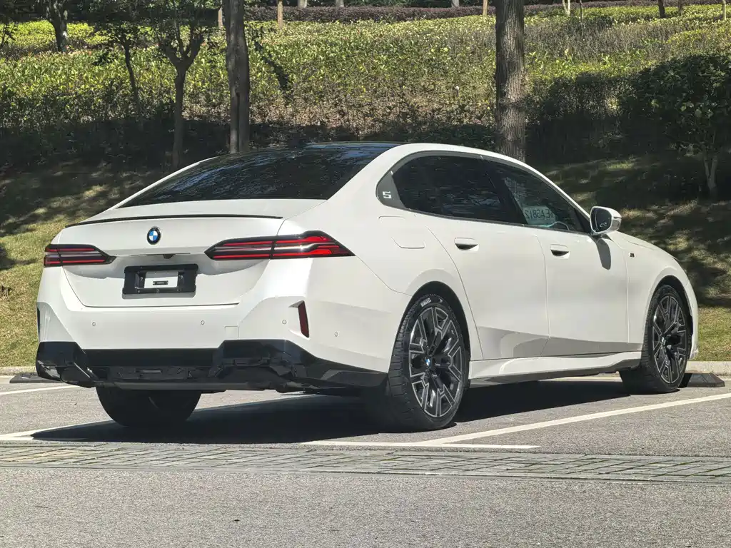 BMW 5 Series — фото 13