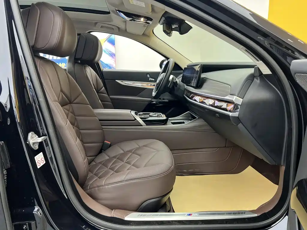 BMW 7 Series — фото 13