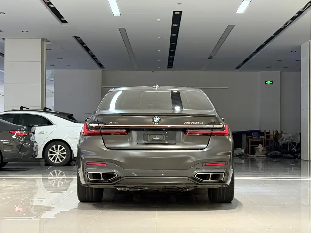 BMW 7 Series — фото 15