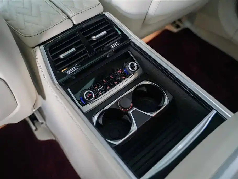 BMW 7 Series — фото 14