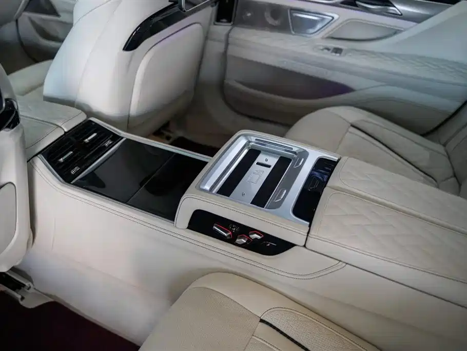 BMW 7 Series — фото 15