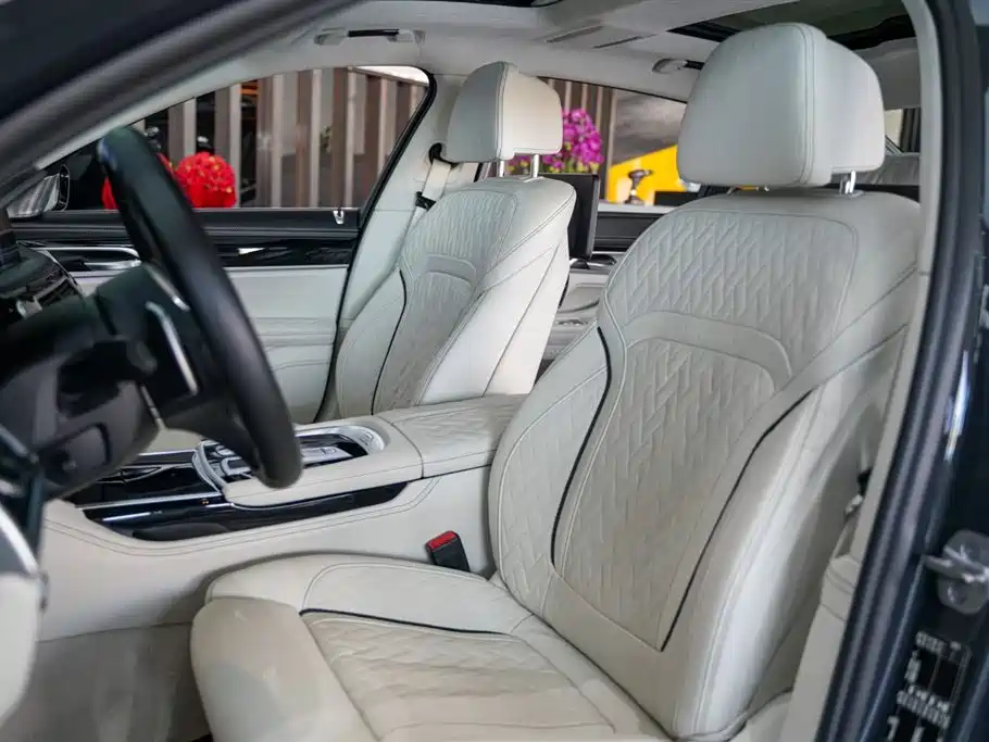 BMW 7 Series — фото 17