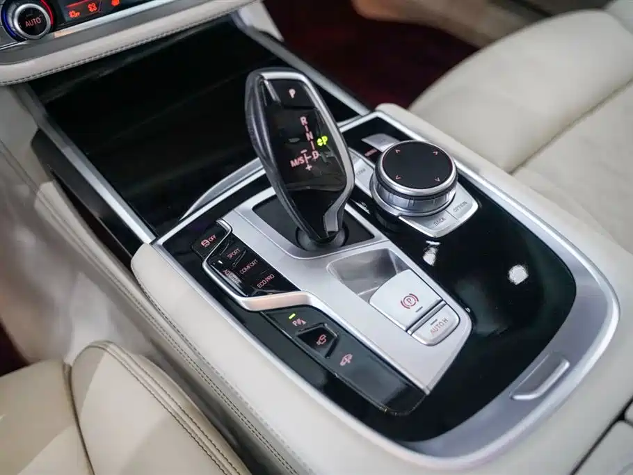 BMW 7 Series — фото 19