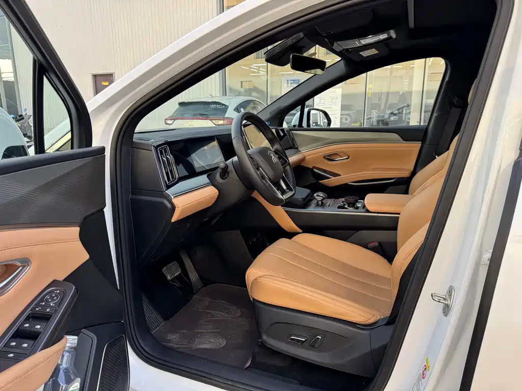 BYD L DM-i — фото 4