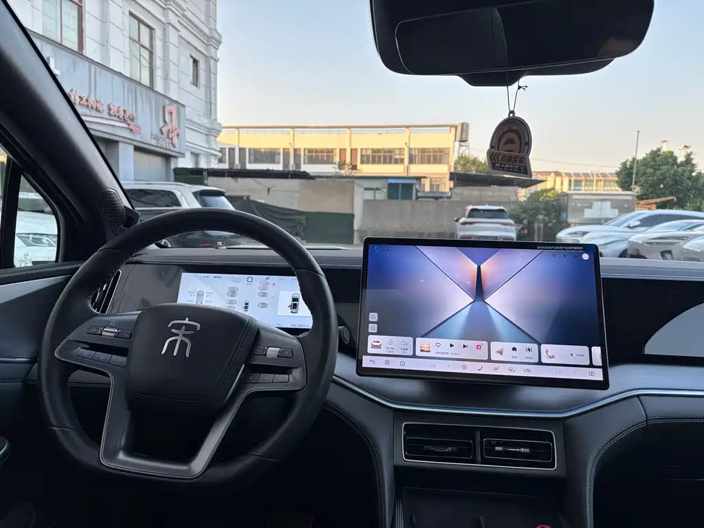 BYD L DM-i — фото 15