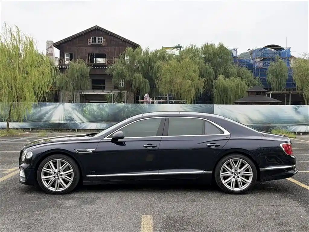 Bentley Flying Spur — фото 4