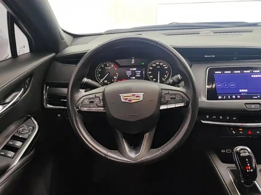 Cadillac XT4 — фото 15
