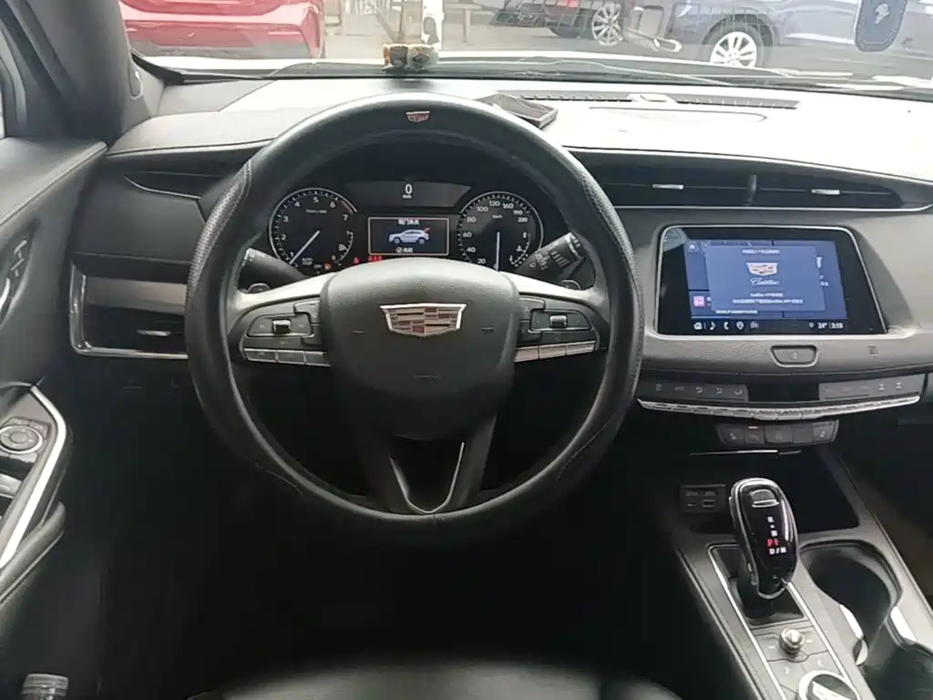 Cadillac XT4 — фото 11