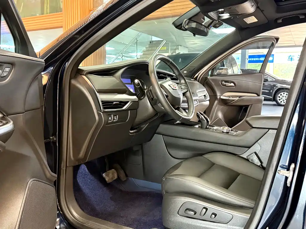 Cadillac XT4 — фото 11