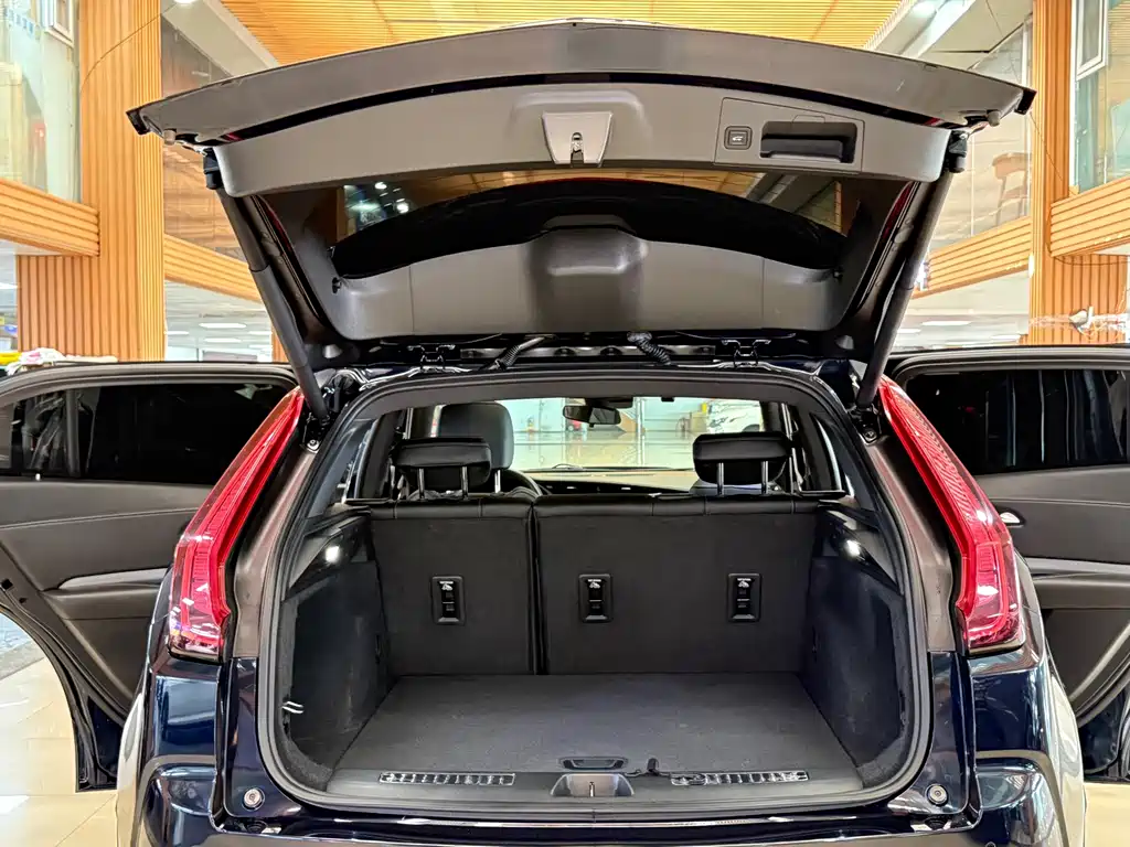 Cadillac XT4 — фото 19