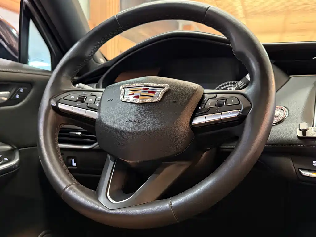 Cadillac XT4 — фото 21