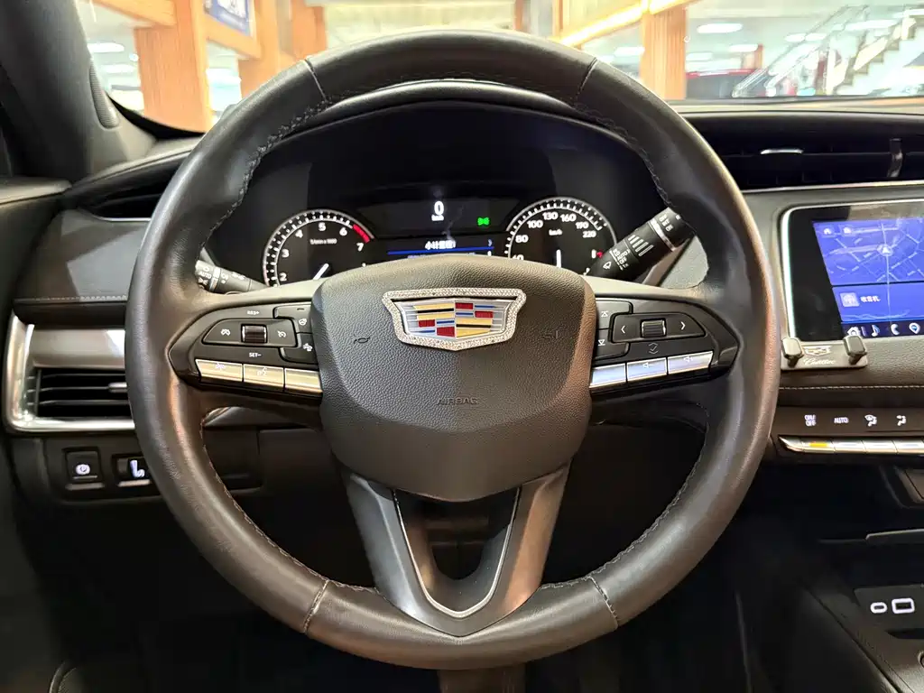 Cadillac XT4 — фото 10