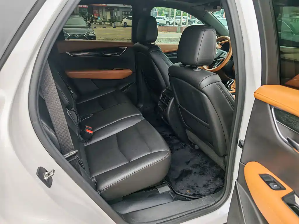 Cadillac XT5 — фото 8