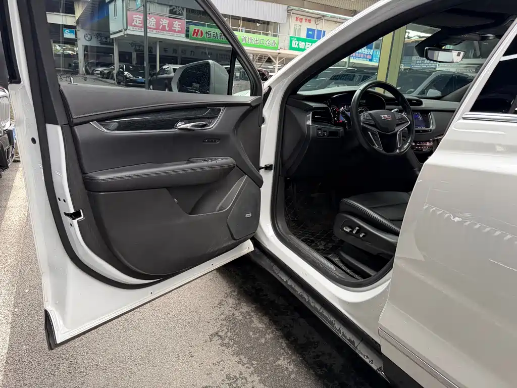 Cadillac XT5 — фото 11
