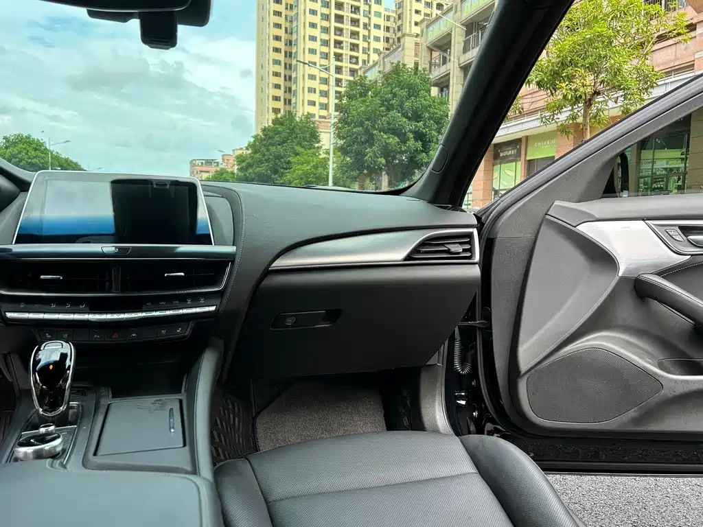 Cadillac CT5 — фото 21