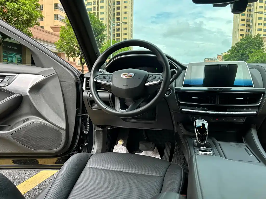 Cadillac CT5 — фото 31