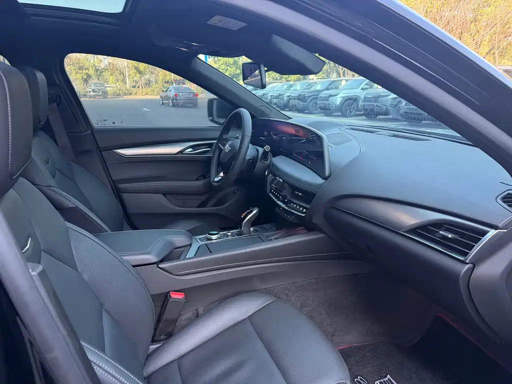 Cadillac CT5 — фото 11