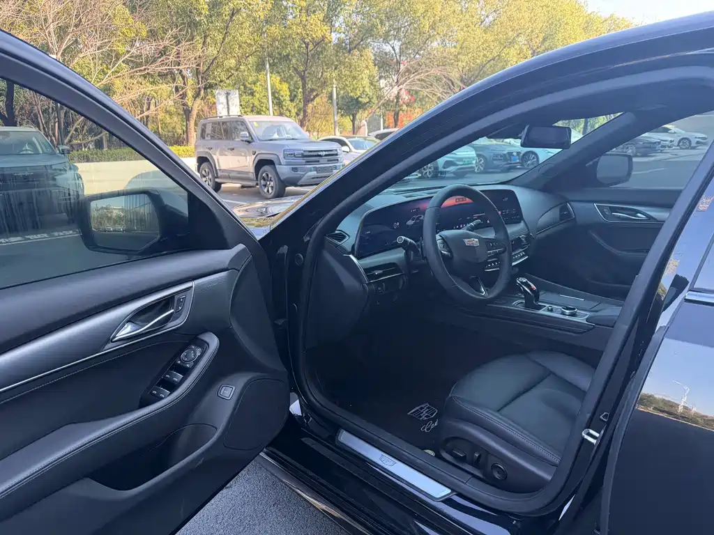 Cadillac CT5 — фото 8