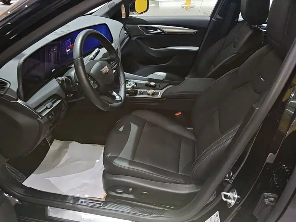 Cadillac CT5 — фото 11