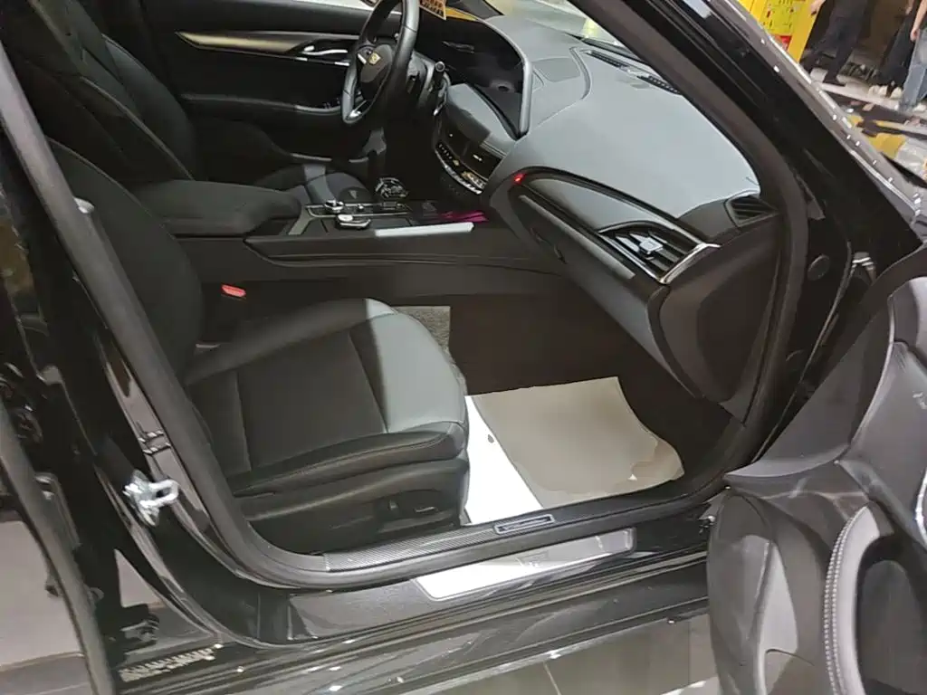 Cadillac CT5 — фото 20