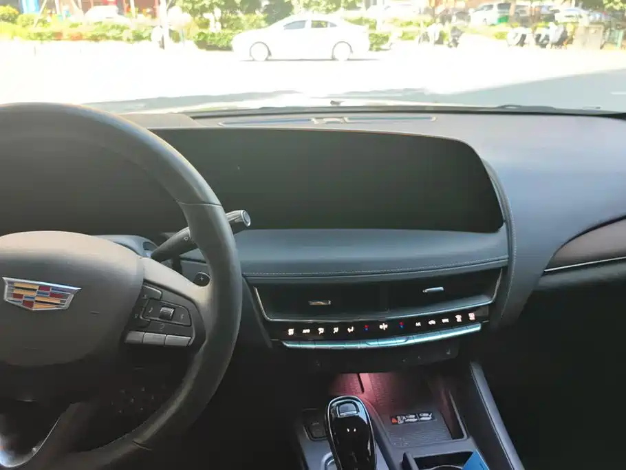 Cadillac CT5 — фото 13