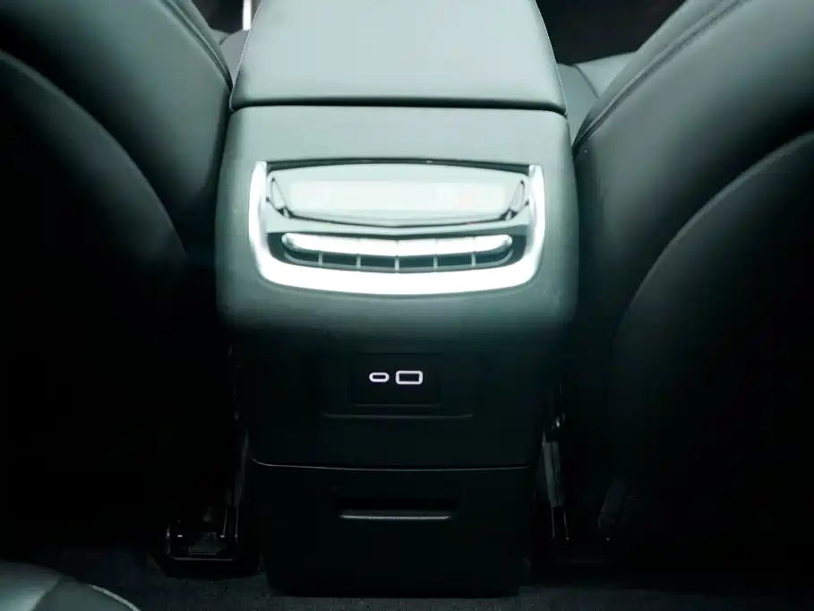 Cadillac XT6 — фото 21
