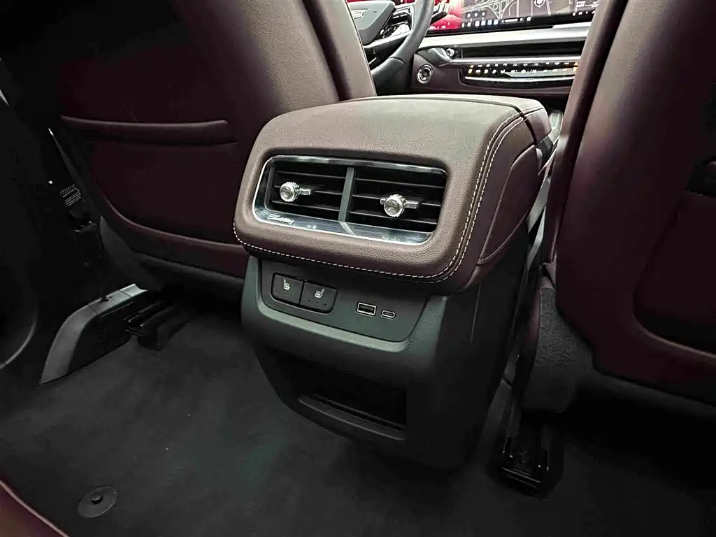 Cadillac XT5 — фото 24
