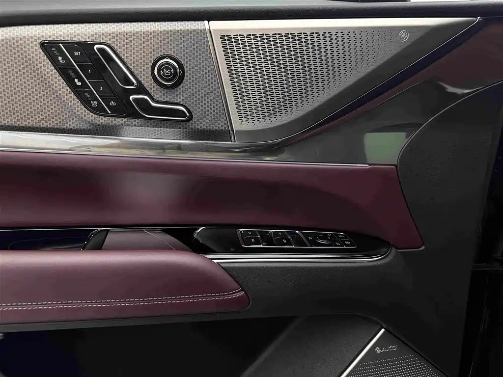 Cadillac XT5 — фото 25