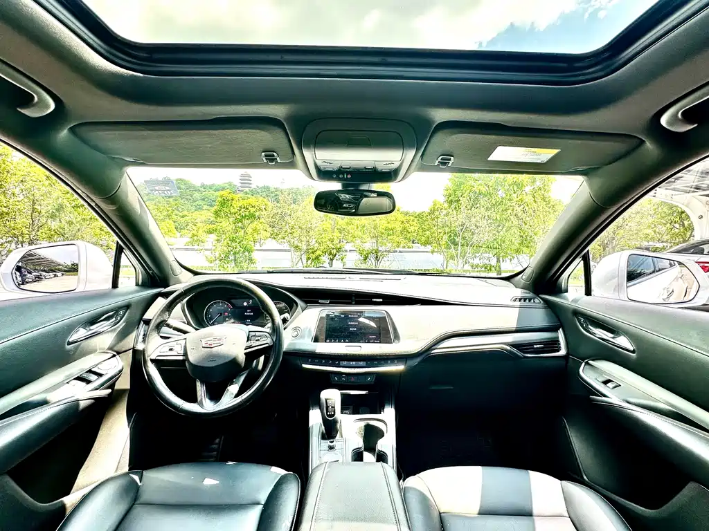 Cadillac XT4 — фото 15