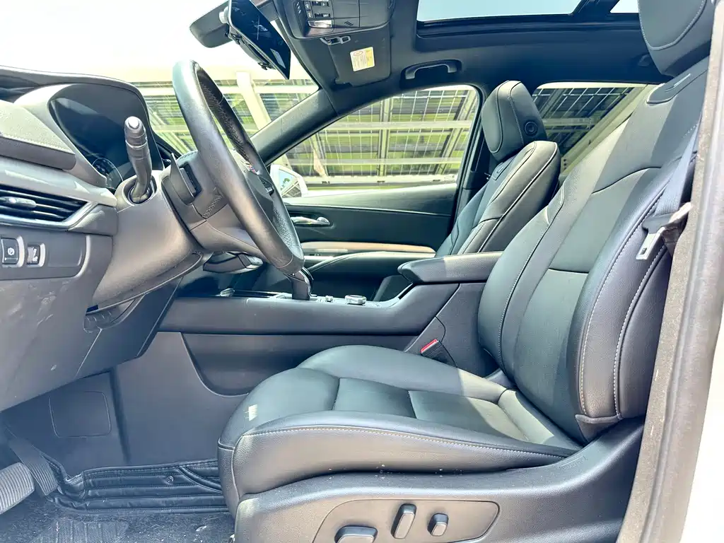 Cadillac XT4 — фото 11