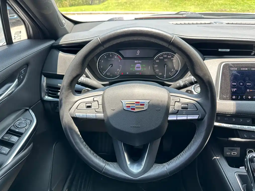 Cadillac XT4 — фото 17