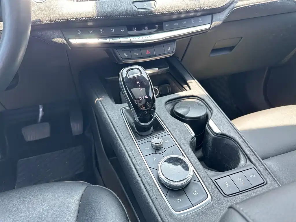 Cadillac XT4 — фото 19