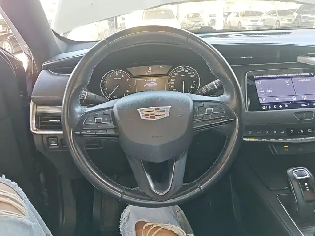 Cadillac XT4 — фото 11