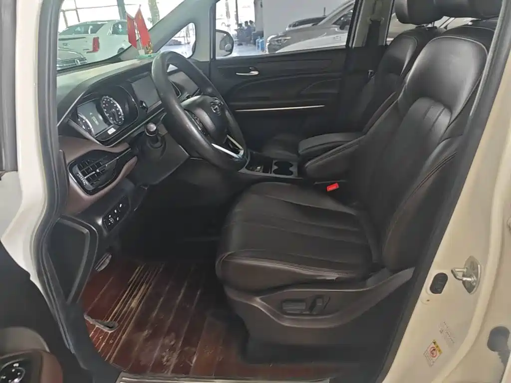 GAC Motor Trumpchi M6 — фото 15