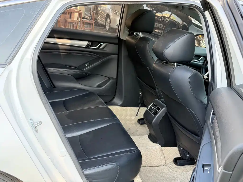 Honda Accord — фото 10