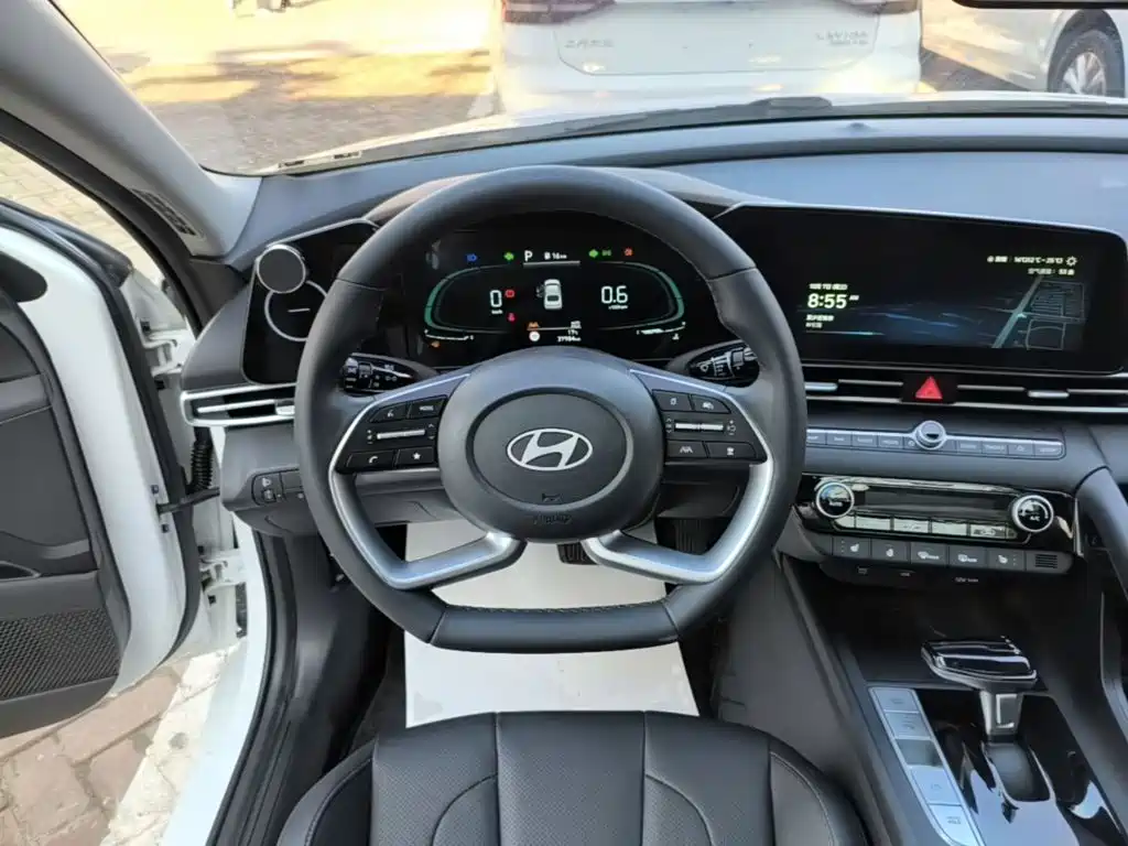 Hyundai Elantra — фото 11