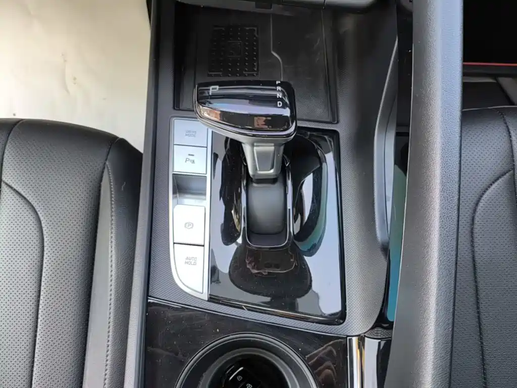 Hyundai Elantra — фото 14