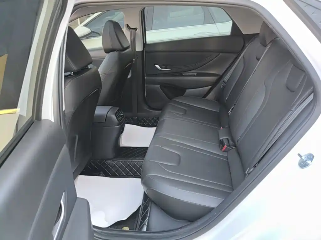 Hyundai Elantra — фото 17