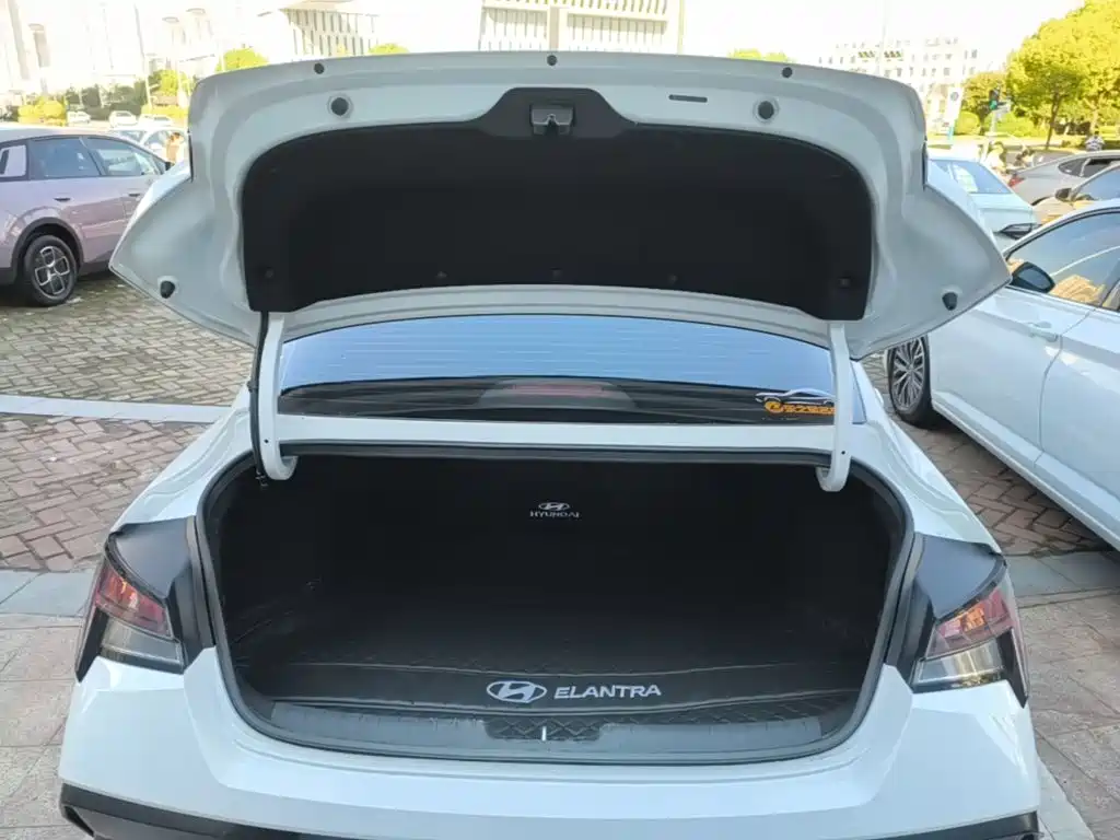 Hyundai Elantra — фото 19