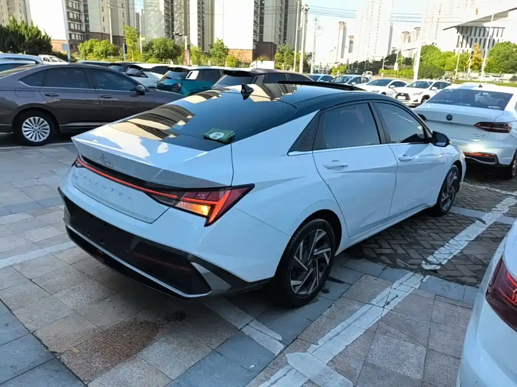 Hyundai Elantra — фото 7