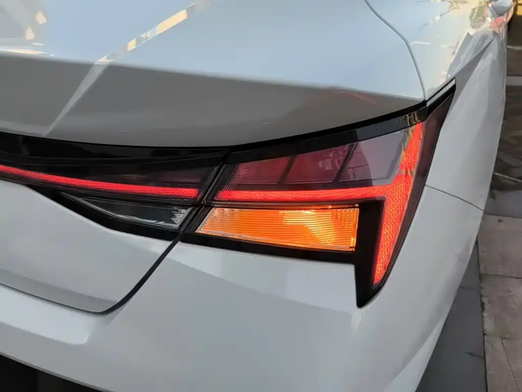 Hyundai Elantra — фото 8