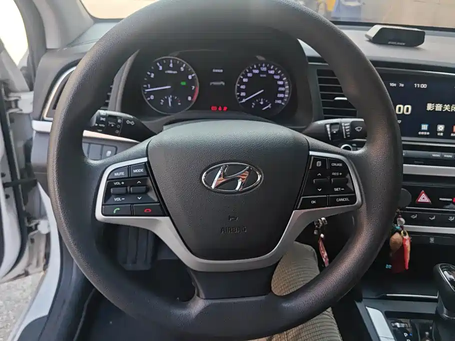 Hyundai Elantra — фото 15