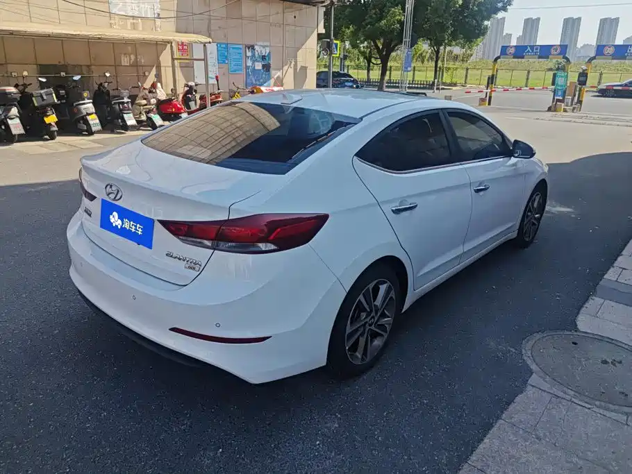 Hyundai Elantra — фото 3