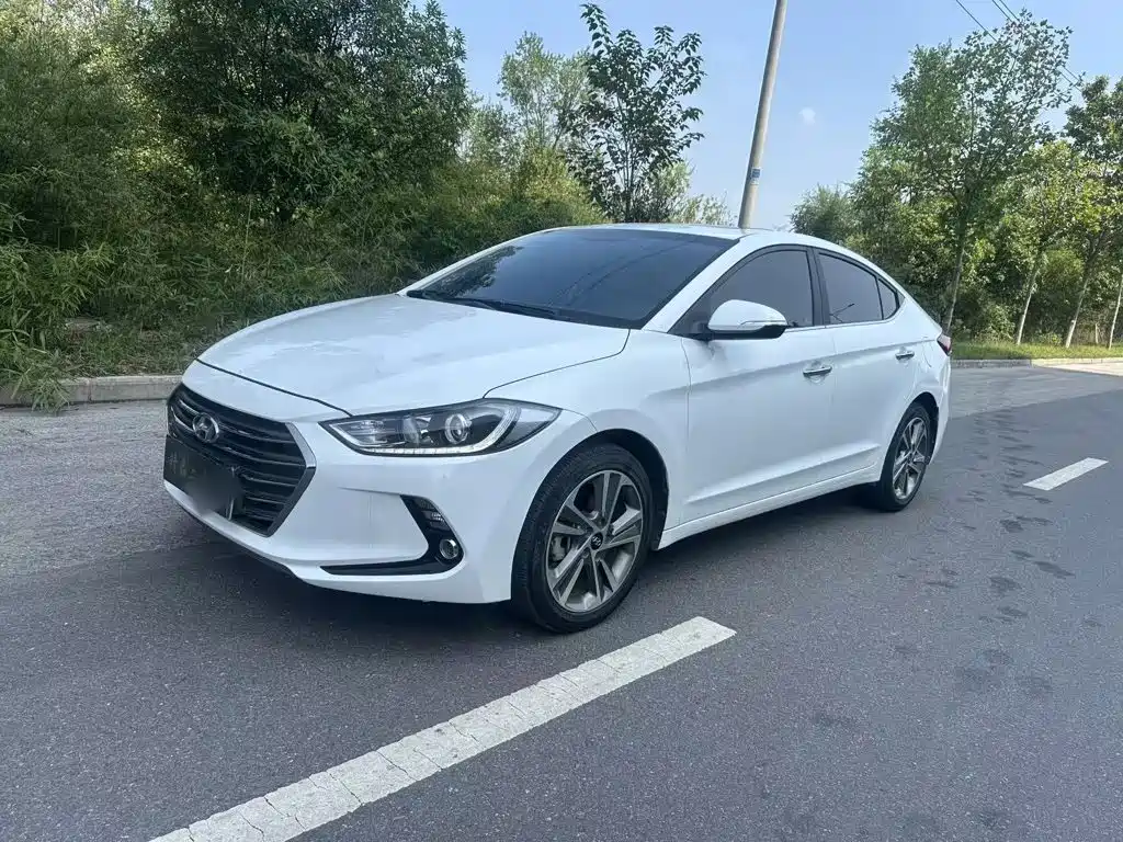 Hyundai Elantra — фото 2