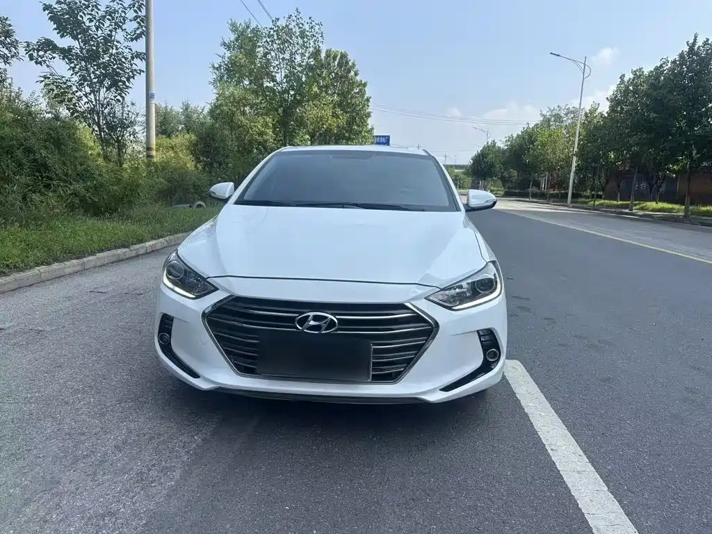 Hyundai Elantra — фото 3