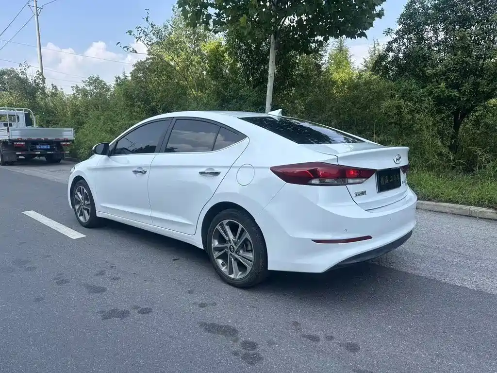 Hyundai Elantra — фото 5