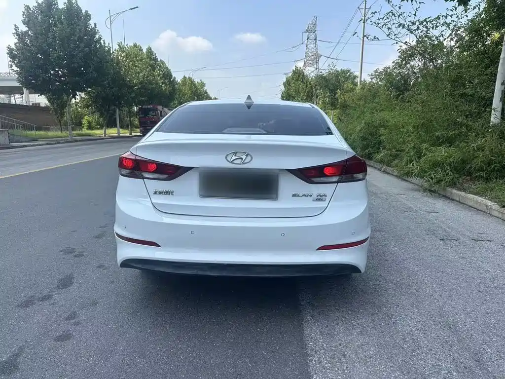 Hyundai Elantra — фото 6